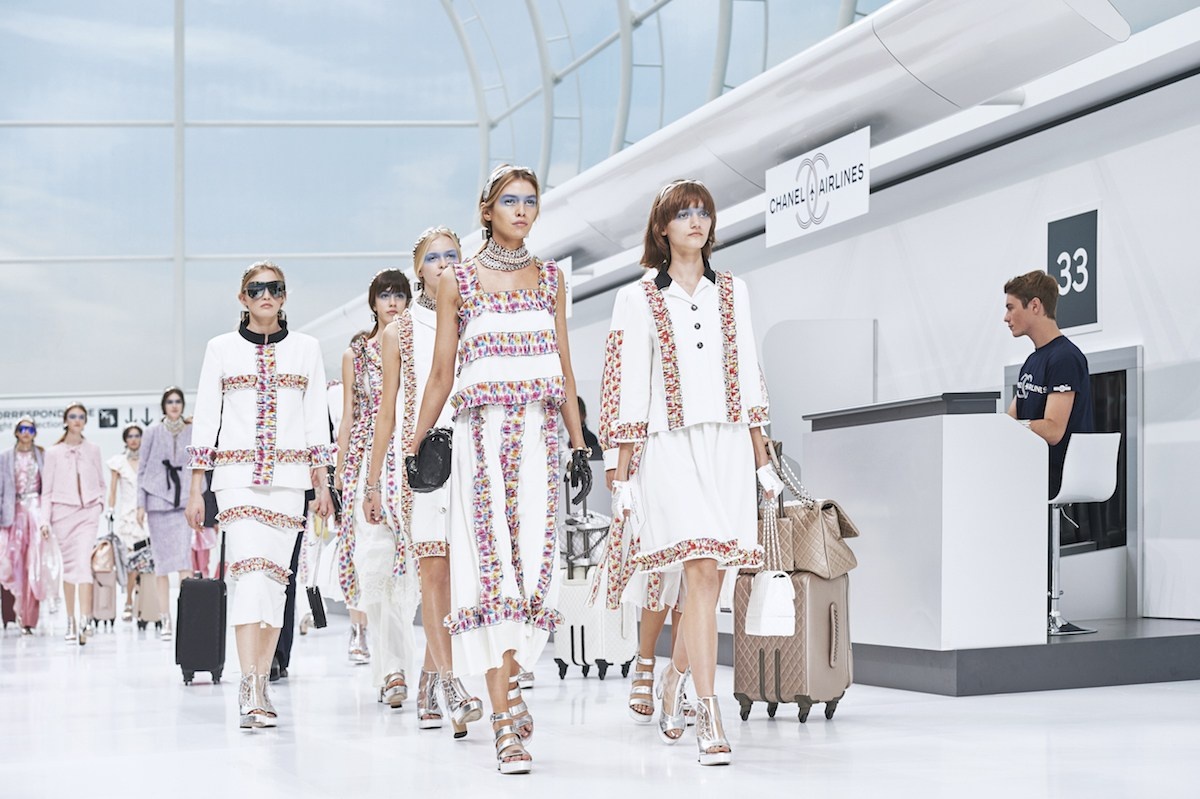 Nguoi mau gay ua chuong tren san dien anh 5