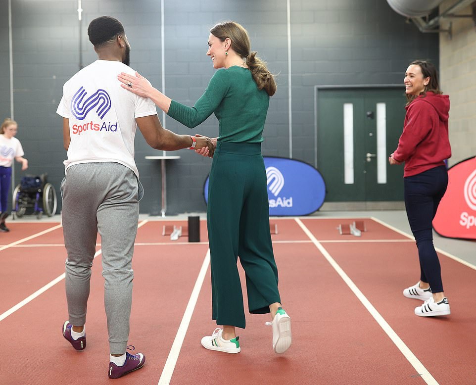 Cong nuong Kate chuong do binh dan anh 2