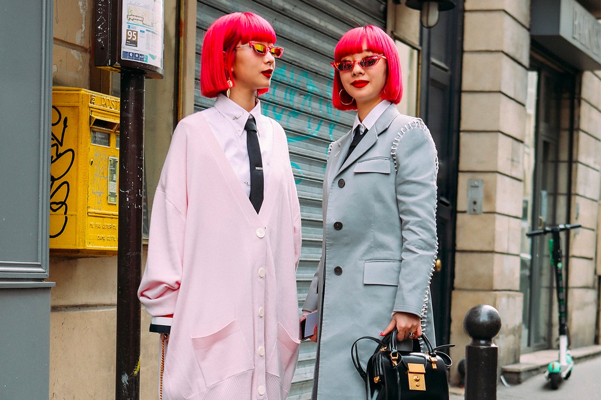 Cap sinh doi mac do ca tinh, thu hut phong vien tren duong pho Paris hinh anh