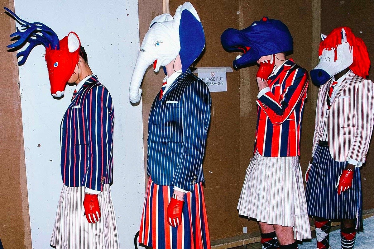 Nguoi mau hoa 'dau trau mat ngua', Valentino dem hoa hong len san dien hinh anh