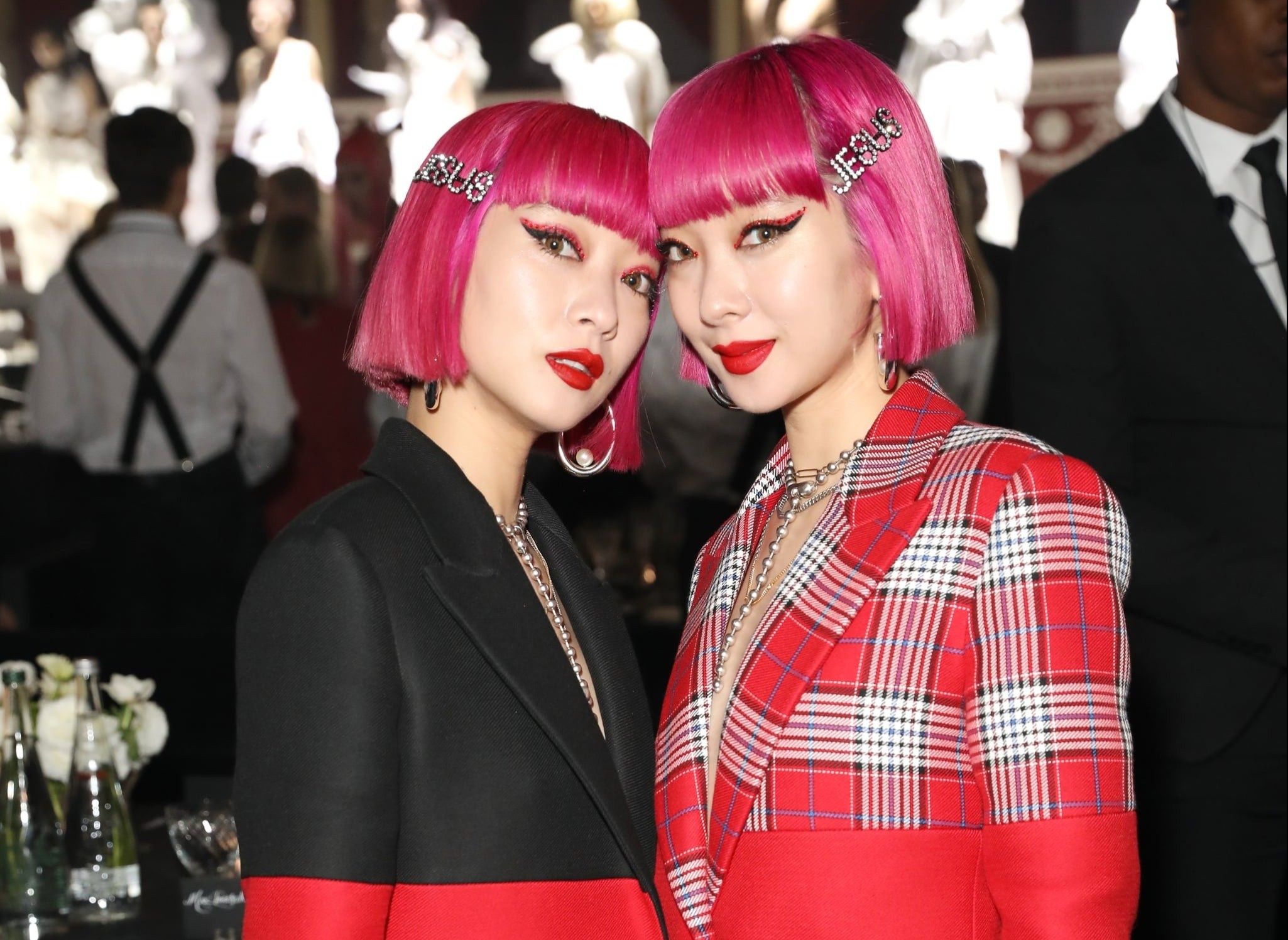 Cap chi em toc hong duoc bao chi san don o tuan le thoi trang la ai? hinh anh