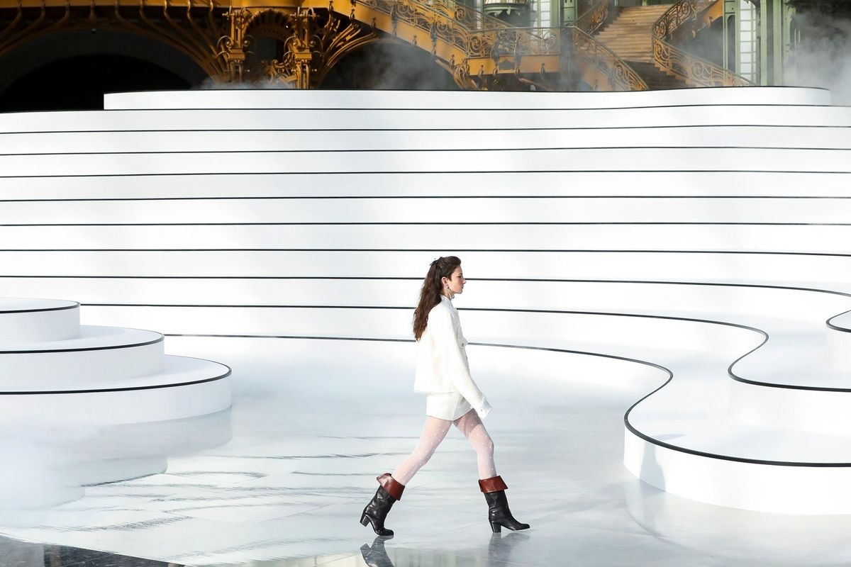 San khau Chanel bi che xau anh 1