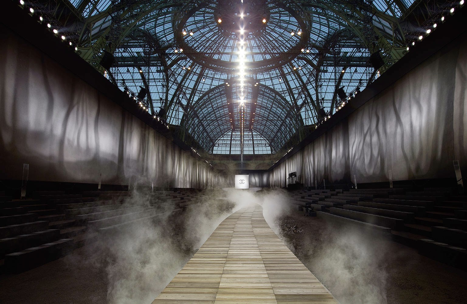 San khau Chanel bi che xau anh 5