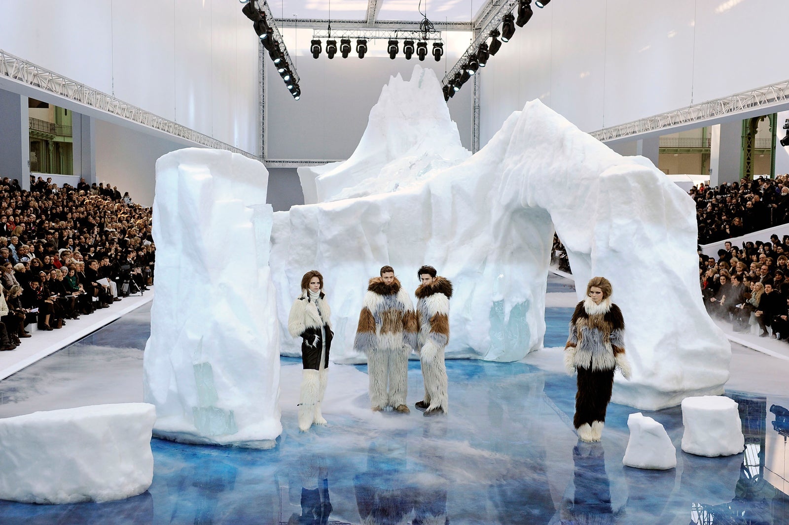 San khau Chanel bi che xau anh 6