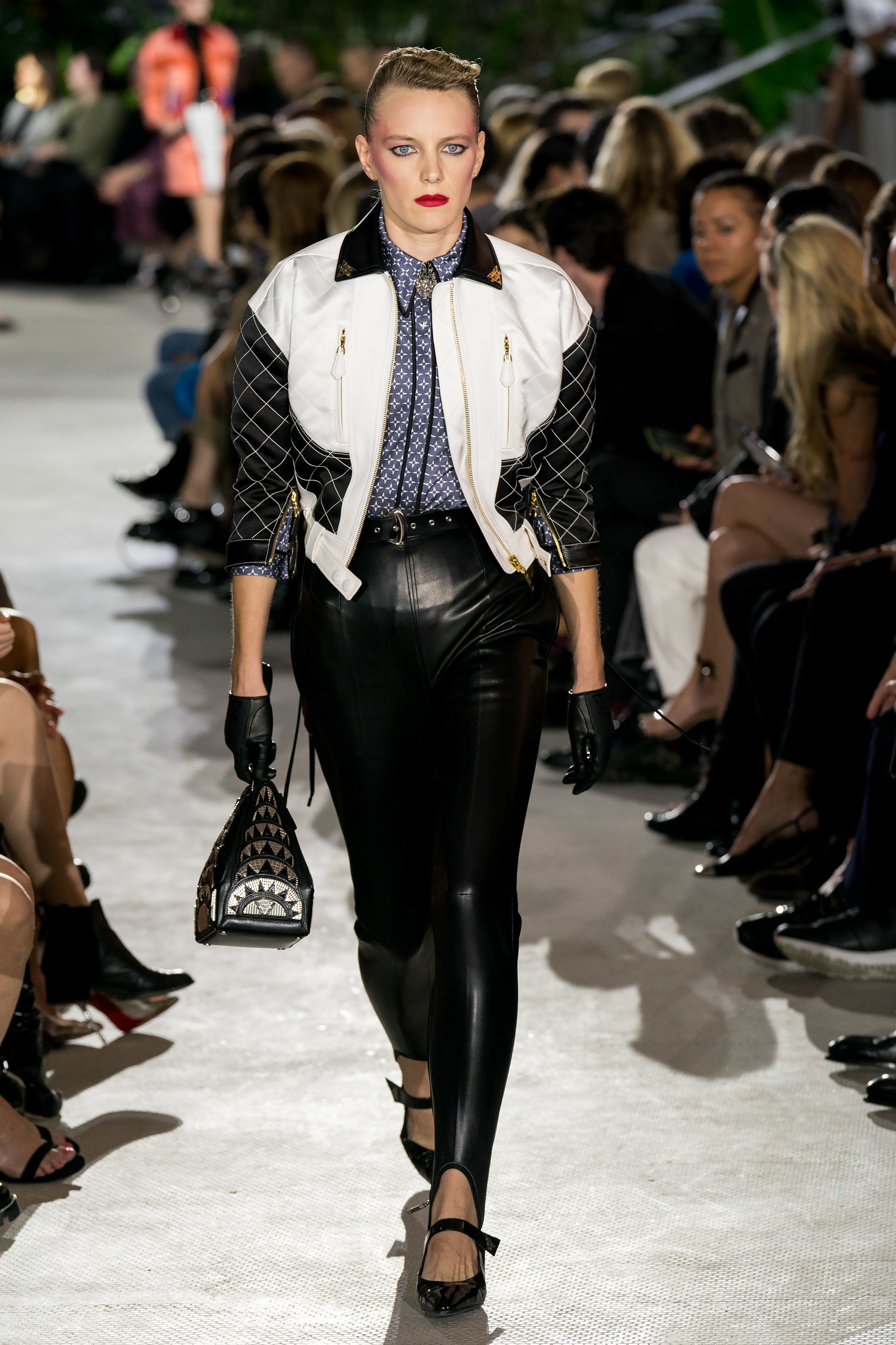 Khanh Linh cat khan hang hieu quan dau anh 4