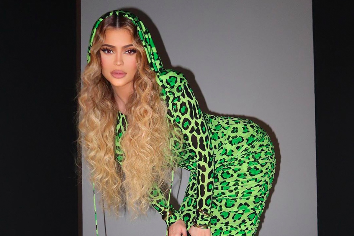 Kylie Jenner bi chi trich ky thi chung toc khi trang diem da toi mau hinh anh