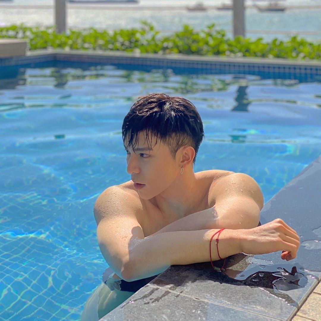 Erik chuong do ho,  khoe dang vam vo anh 1