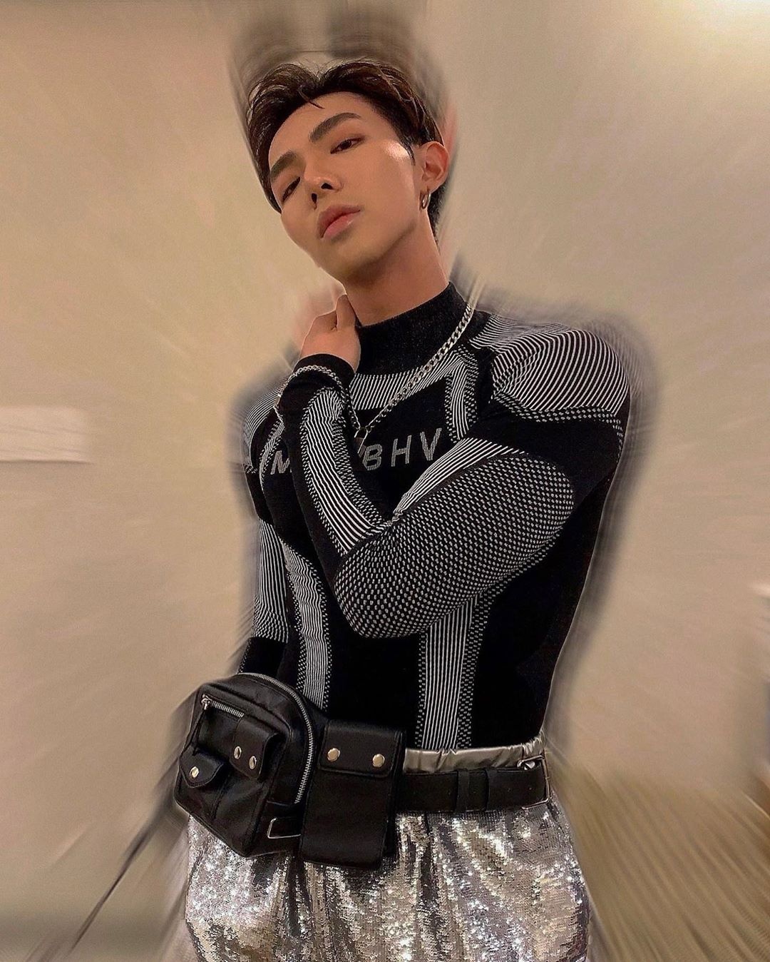 Erik chuong do ho,  khoe dang vam vo anh 2