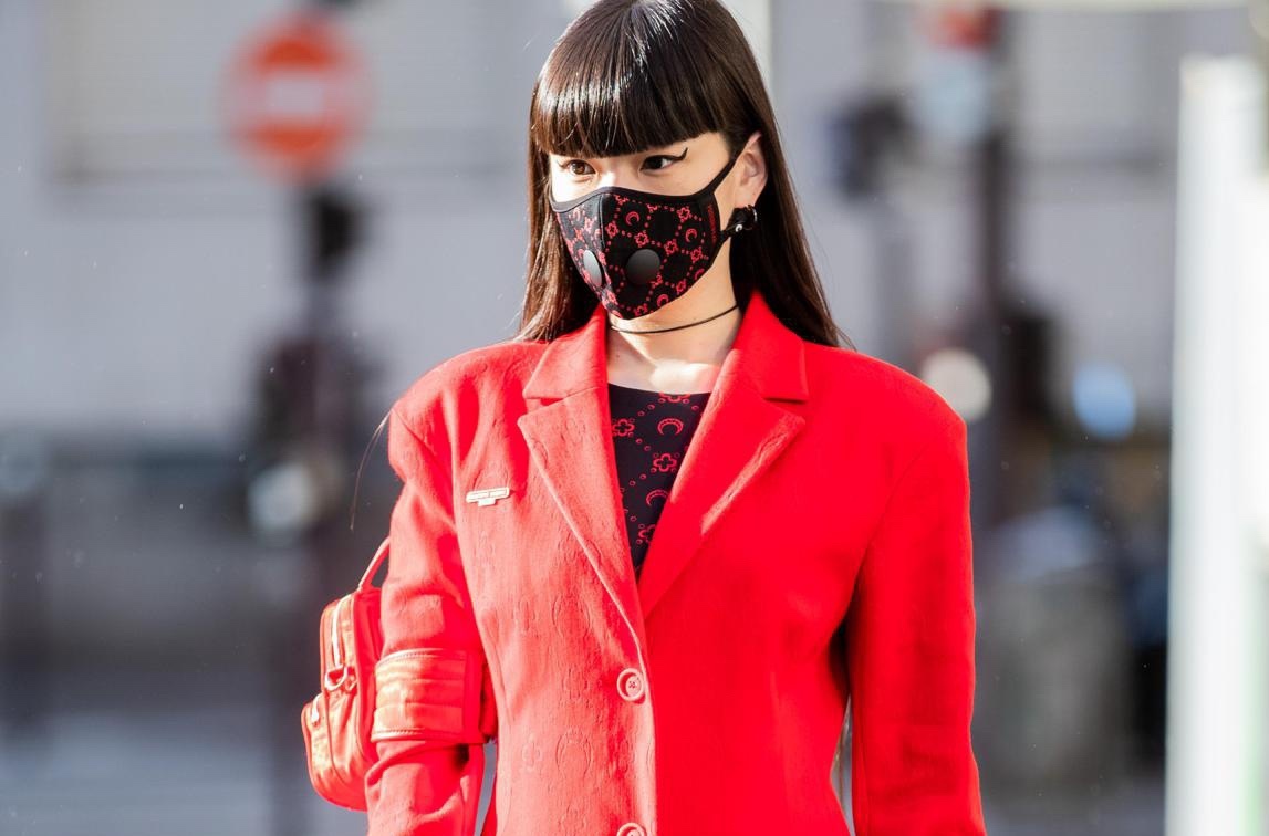 Dan tin do thoi trang mac gi de gay chu y trong mua dich Covid-19? hinh anh