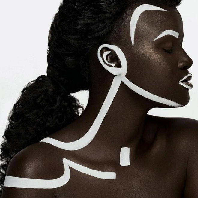 Nguoi mau lech chuan trong lang mot anh 12