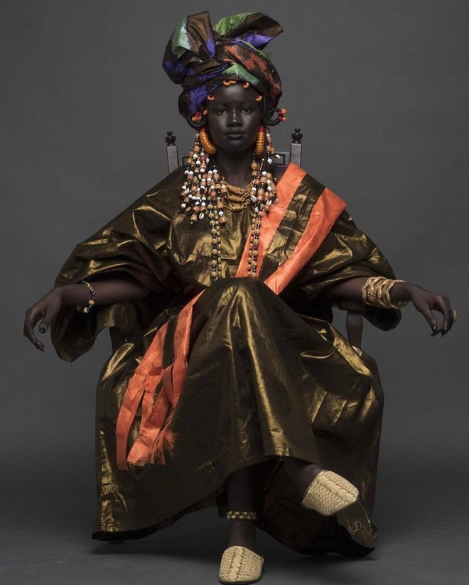 Nguoi mau lech chuan trong lang mot anh 13