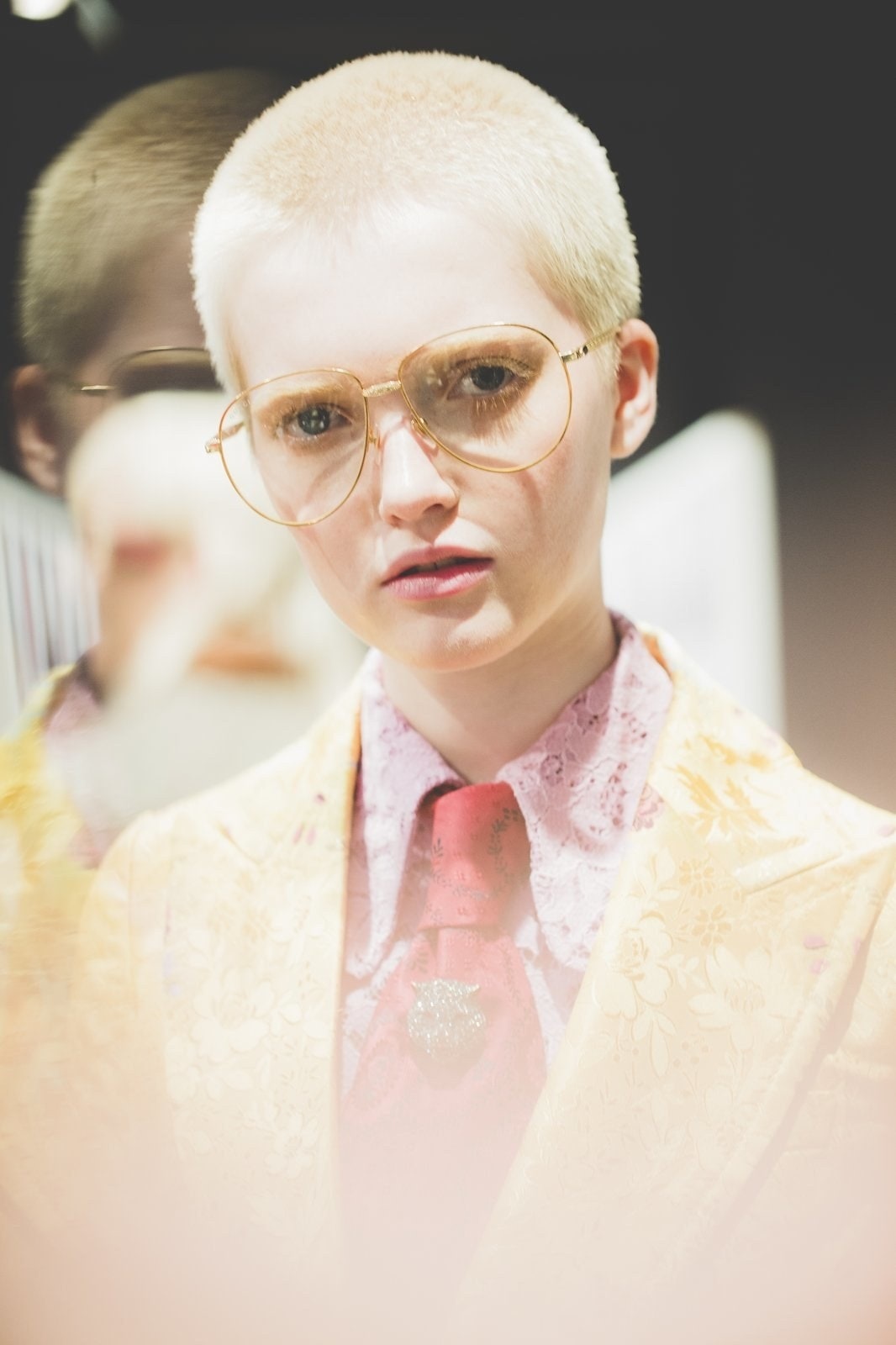 Nguoi mau lech chuan trong lang mot anh 1