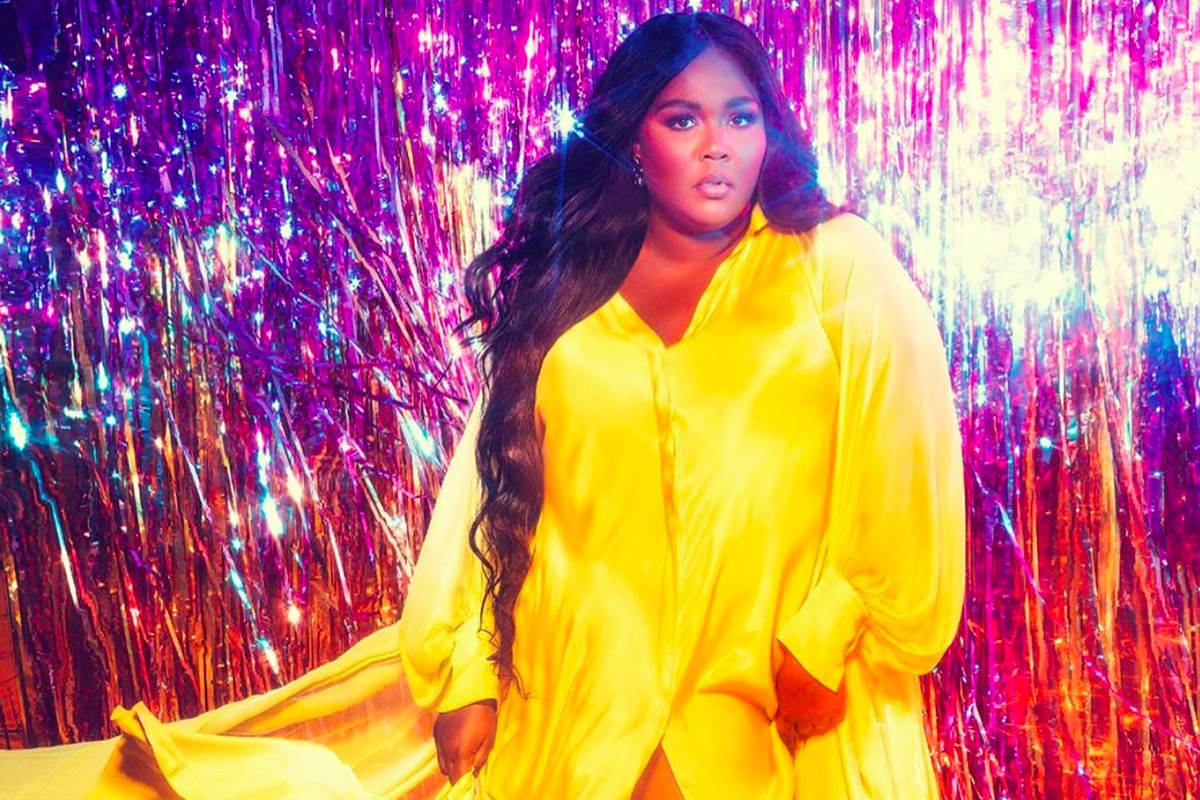 Nu rapper My dien vay mau vang cua Cong Tri khi len bia tap chi hinh anh