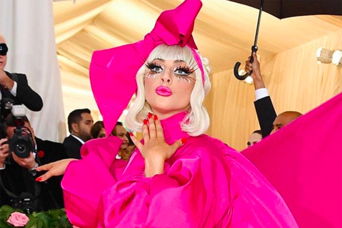 Lady Gaga thay 3 bo trang phuc tren tham do Met Gala hinh anh
