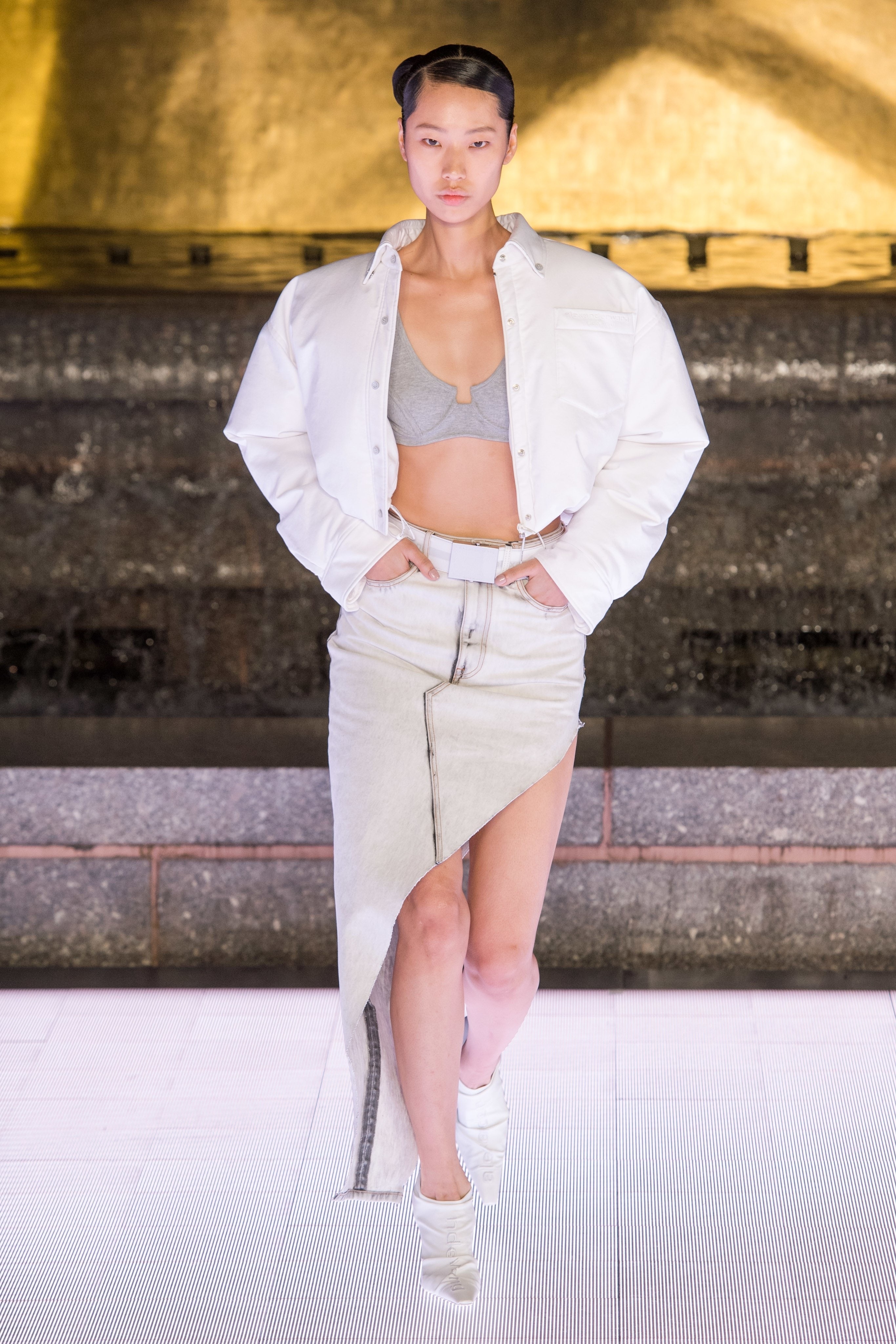 Trao luu dien trang phuc de lo bra top anh 2