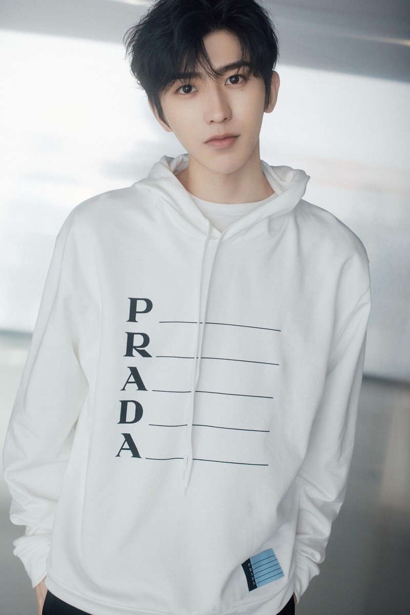 HyunA chuong ao hoodie Prada anh 8
