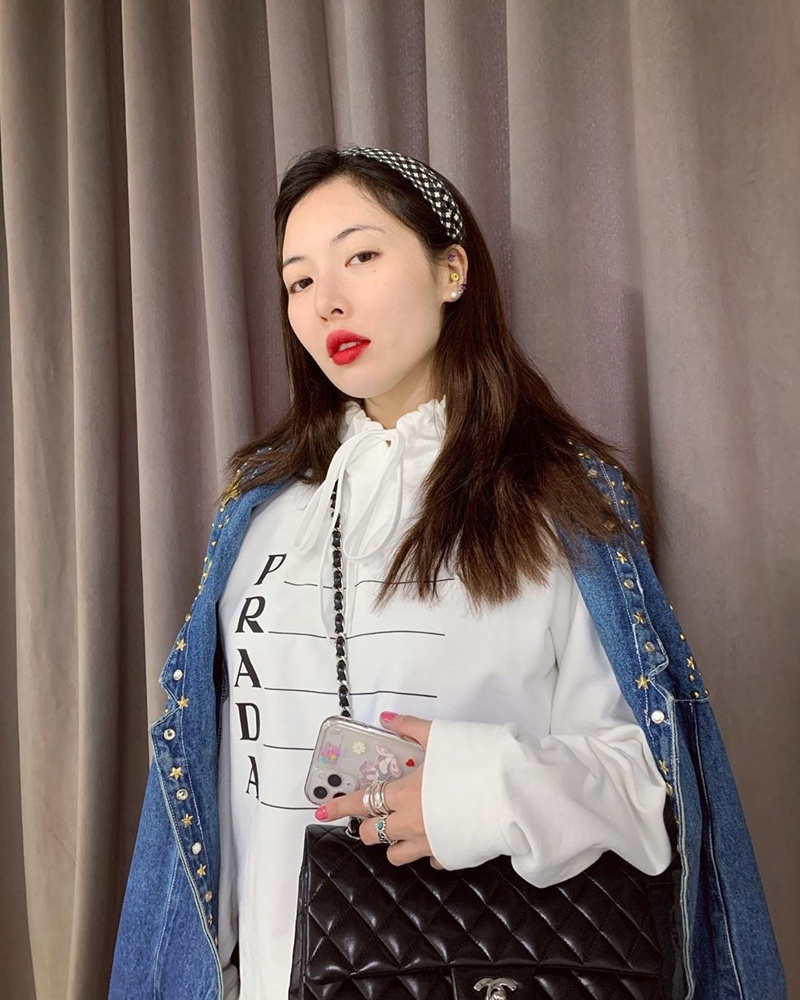 HyunA chuong ao hoodie Prada anh 2