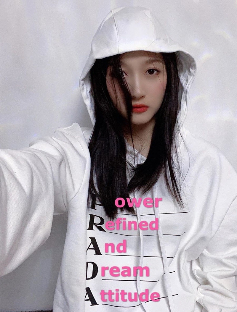 HyunA chuong ao hoodie Prada anh 5