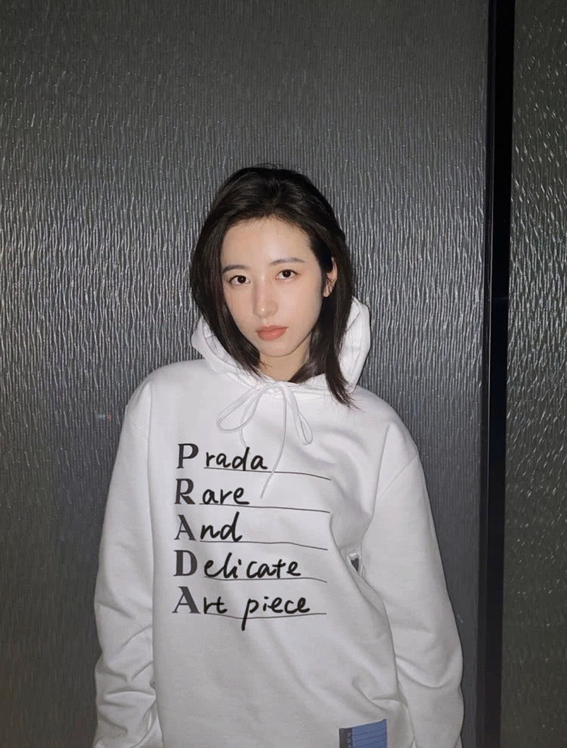 HyunA chuong ao hoodie Prada anh 6
