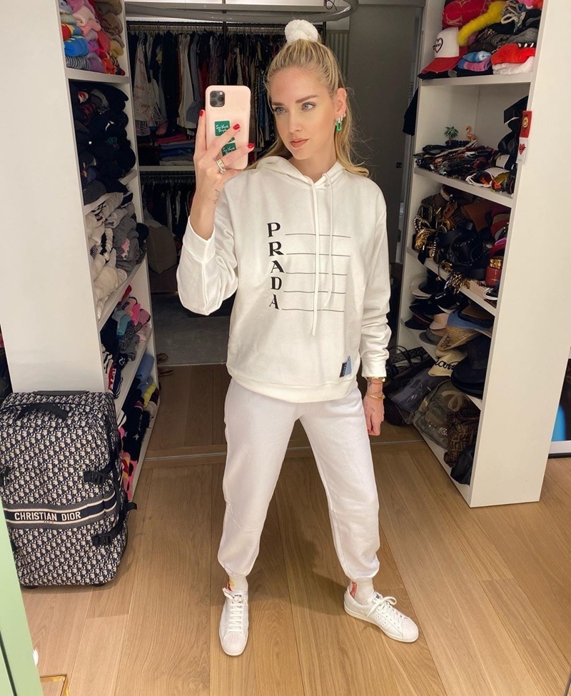 HyunA chuong ao hoodie Prada anh 7