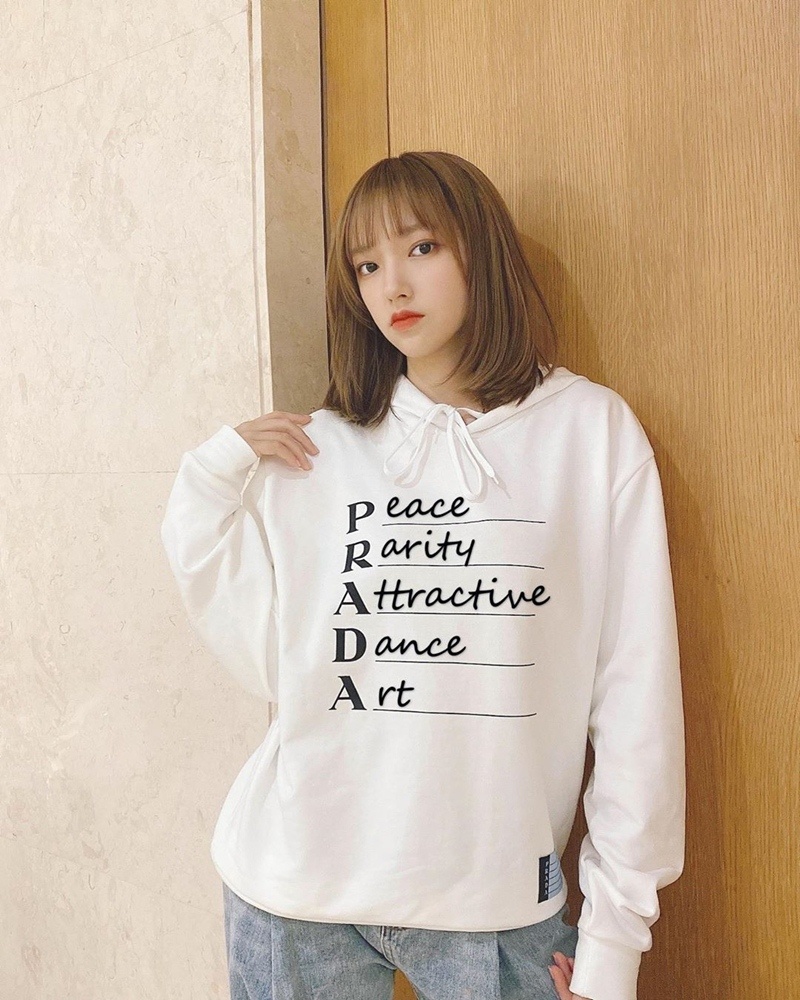 HyunA chuong ao hoodie Prada anh 4