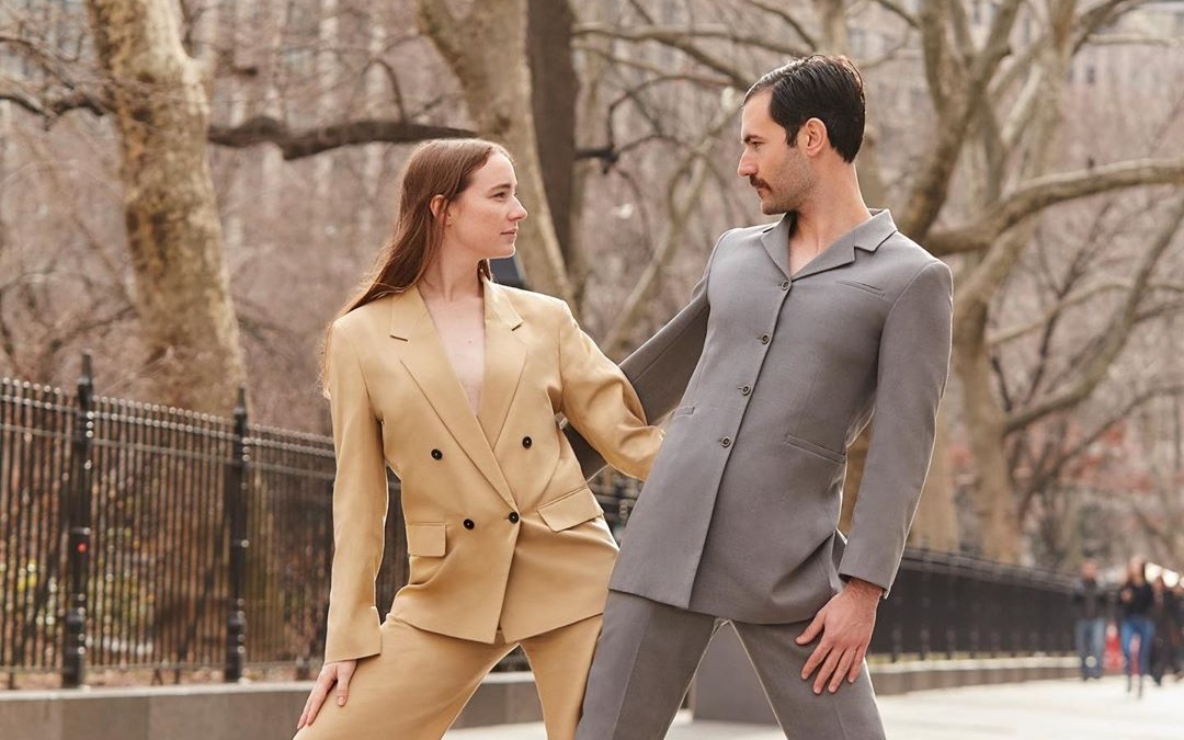 Cap fashionista tao dang kho hieu tren duong pho hinh anh