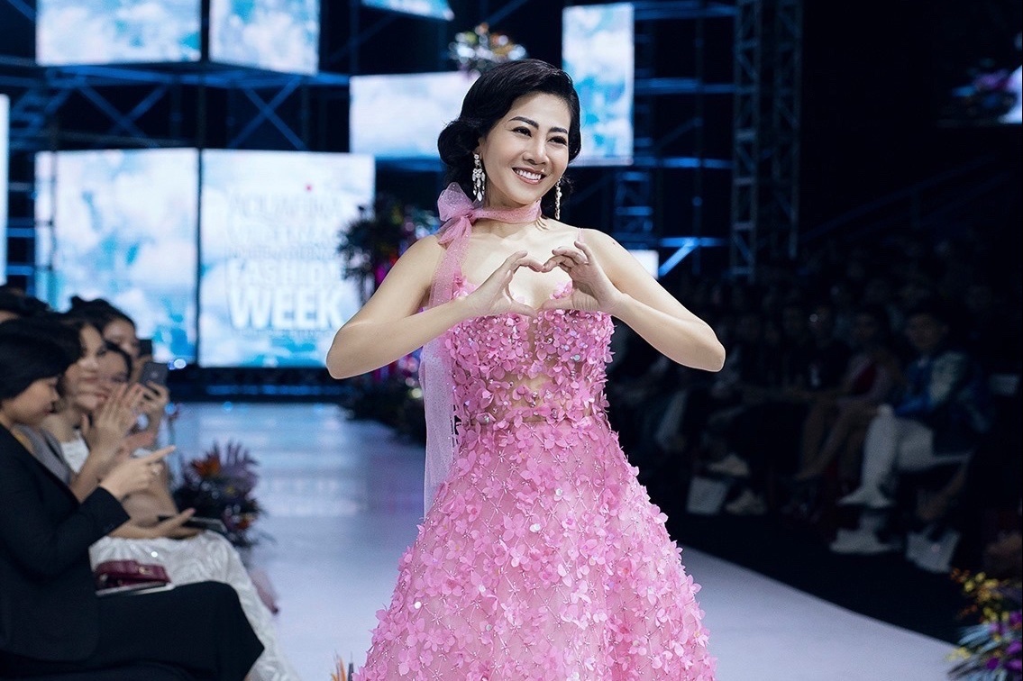 Cai ket cho man dau gia chiec vay Mai Phuong tung mac tren san catwalk hinh anh