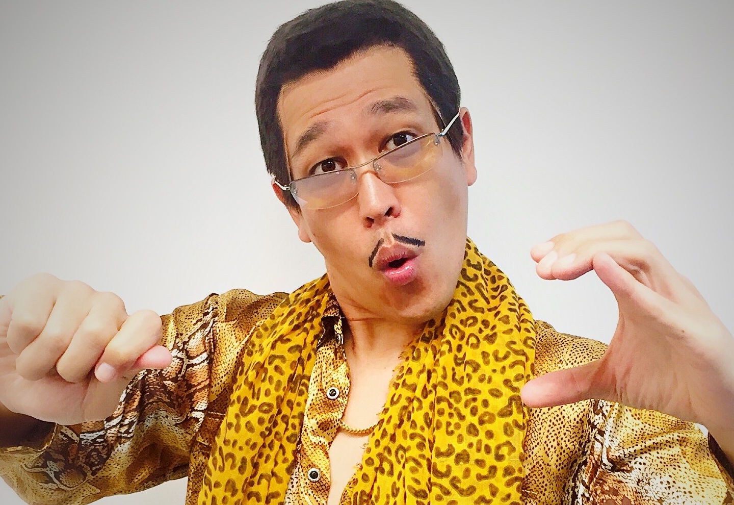 Piko Taro mac do da bao noi bat, lang xe vu dao rua tay hinh anh