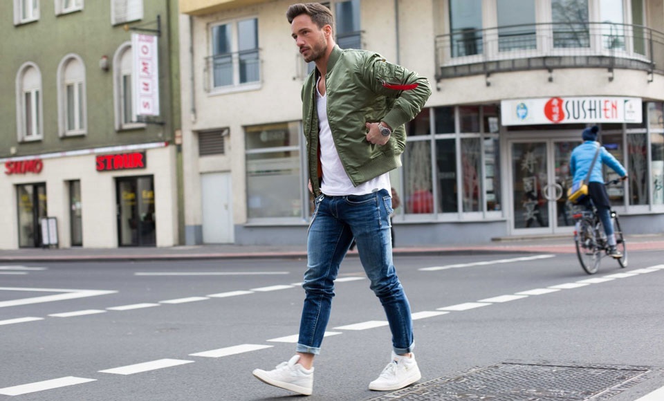 Nam gioi hieu gi ve chiec quan jeans mac hang ngay? hinh anh