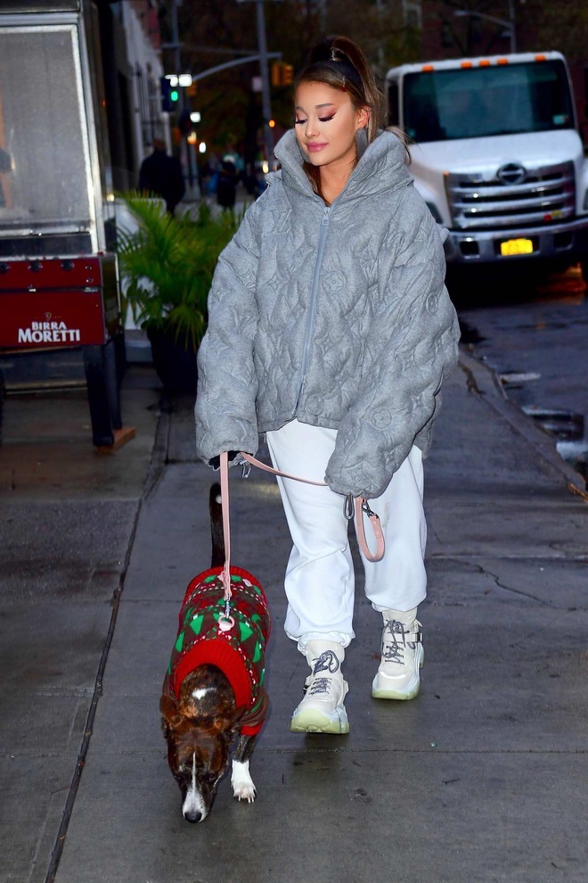 Ariana Grande mac ao khoac nua voi anh 8