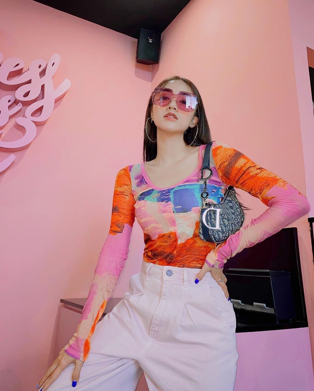 Sao Viet chuong trang phuc nhuom loang lo anh 9