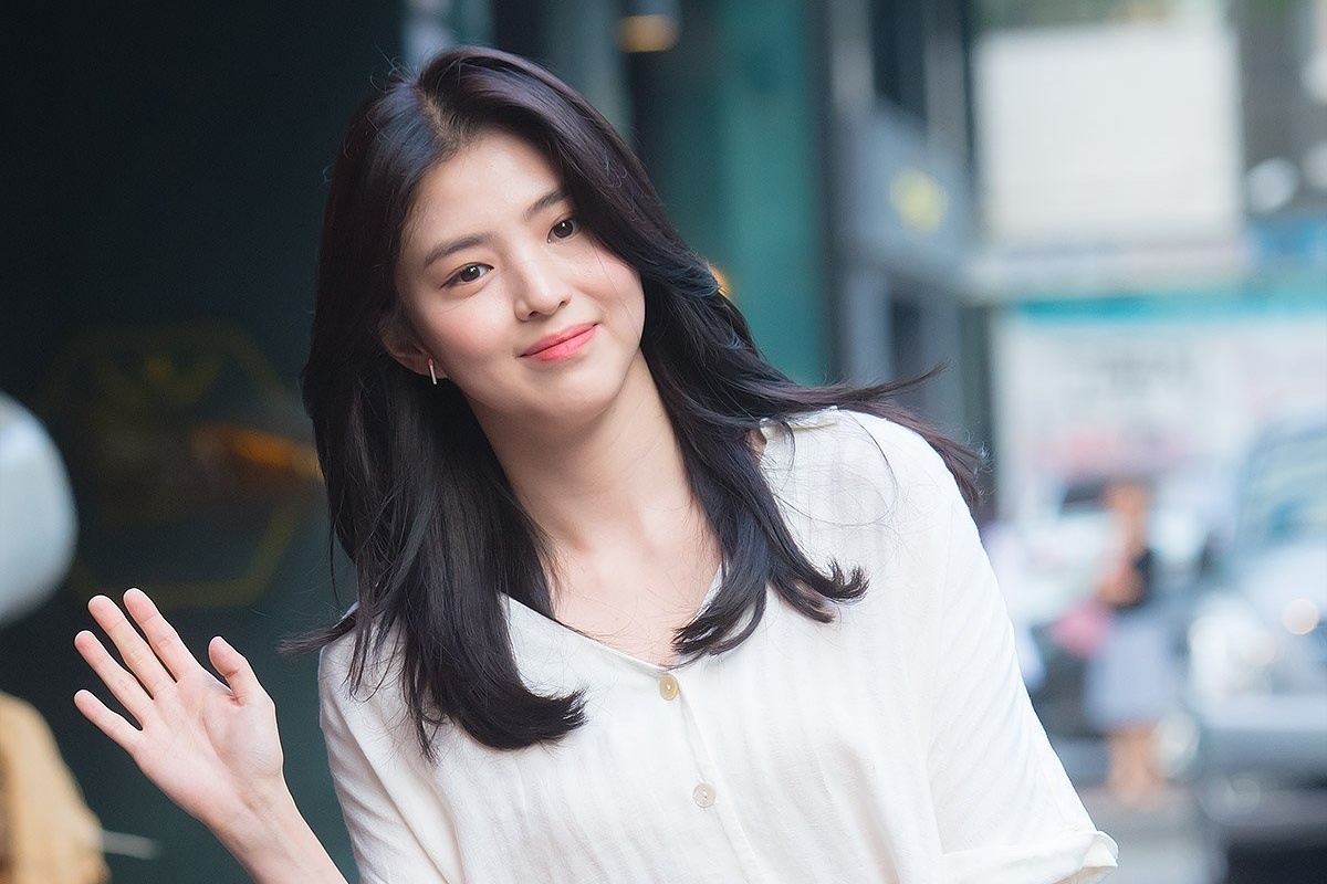 Han So Hee khoe ve moc mac, nu tinh khi chup hinh hinh anh