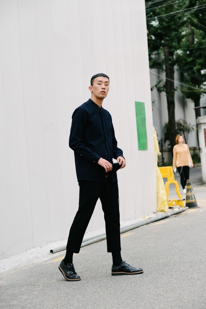 Meo mac do cho chang trai nho nhan anh 3