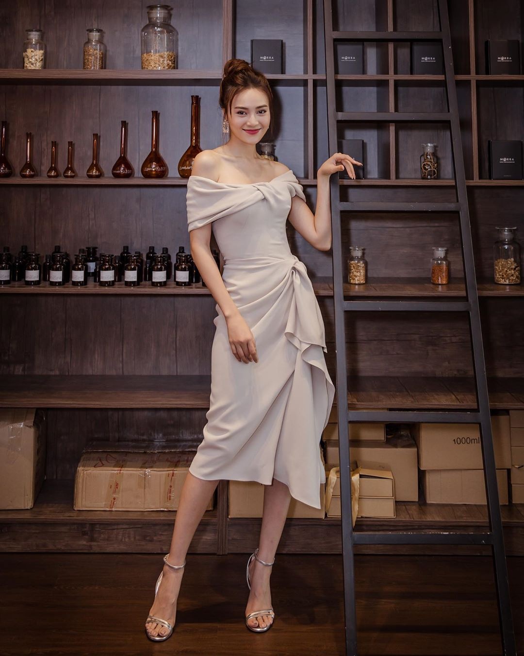 Lan Ngọc chuộng đồ khoe eo thon  ảnh 4 Lan Ngoc chuong do khoe eo thon anh 4