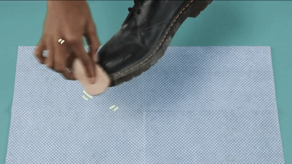 Day la cach tay sach bui ban dinh tren giay da hinh anh