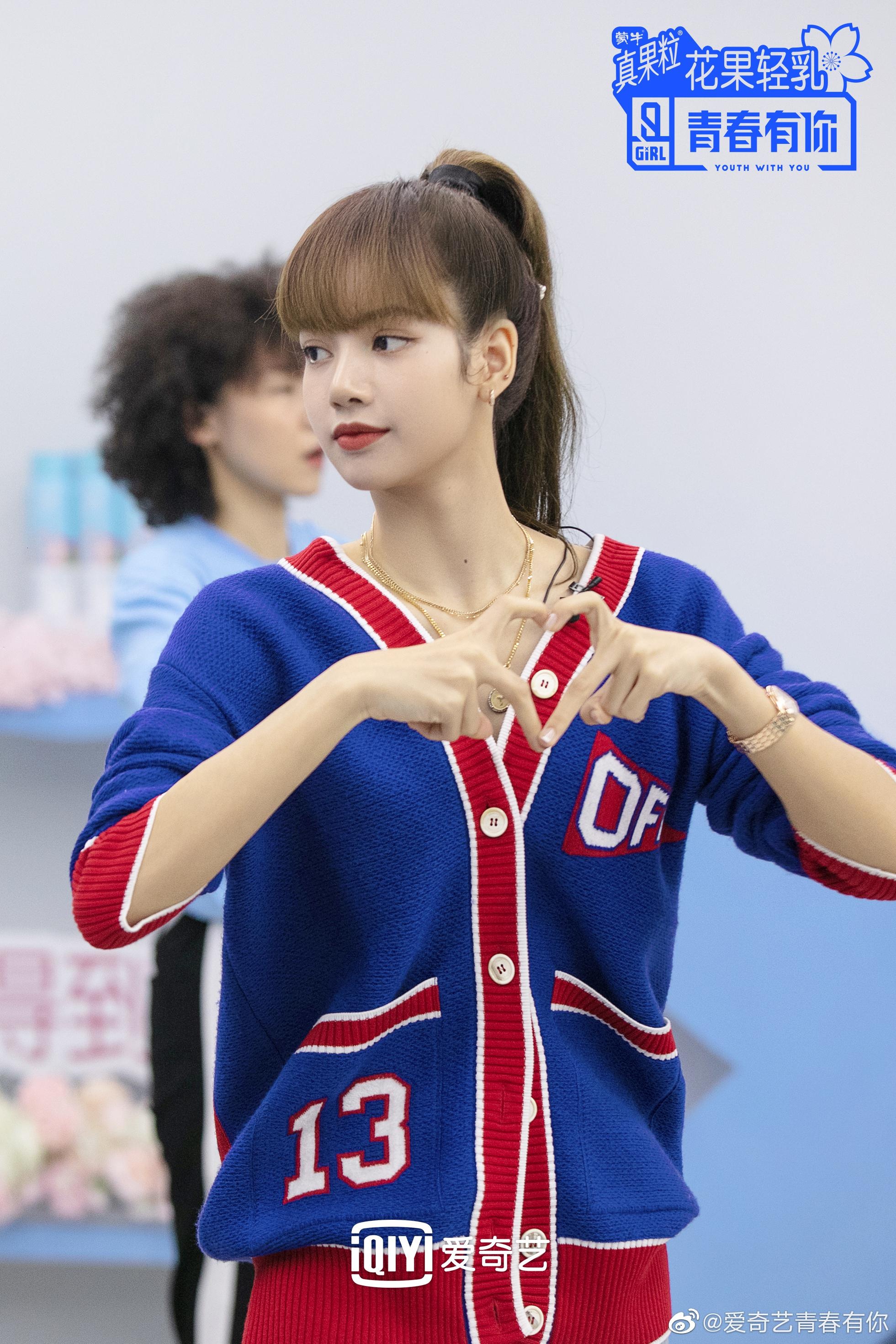 Lisa bien hoa phong cach da dang anh 2