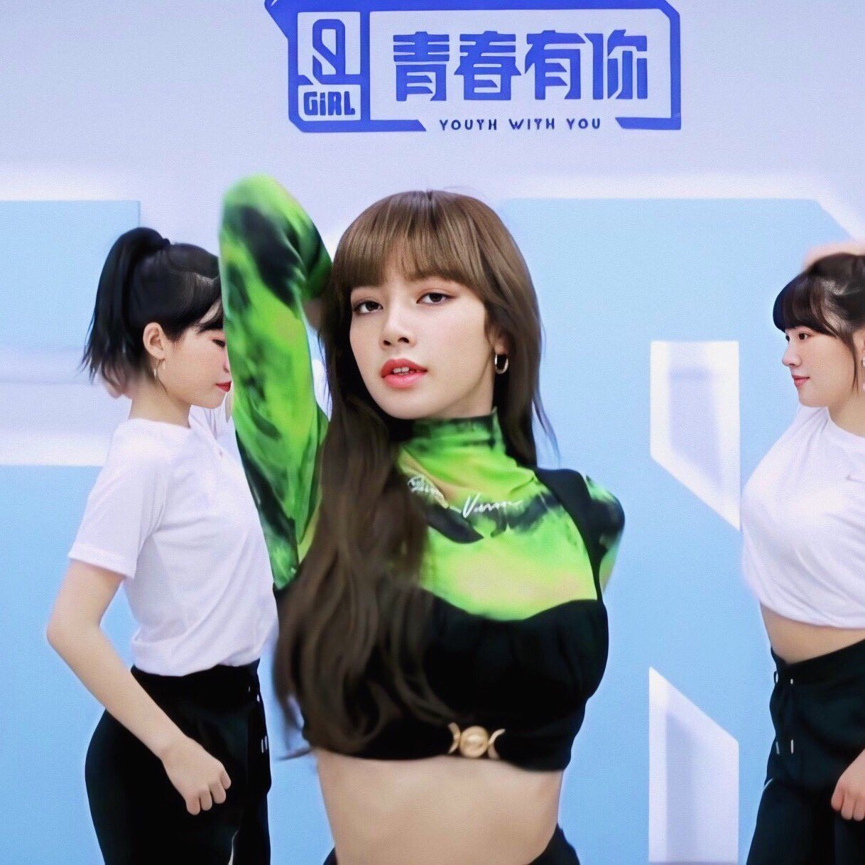 Lisa bien hoa phong cach da dang anh 5