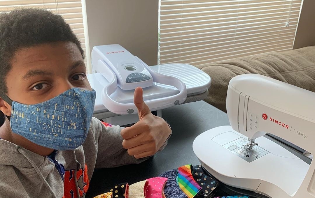 Cau be 13 tuoi may khau trang tang y bac si, duoc Obama khen ngoi hinh anh