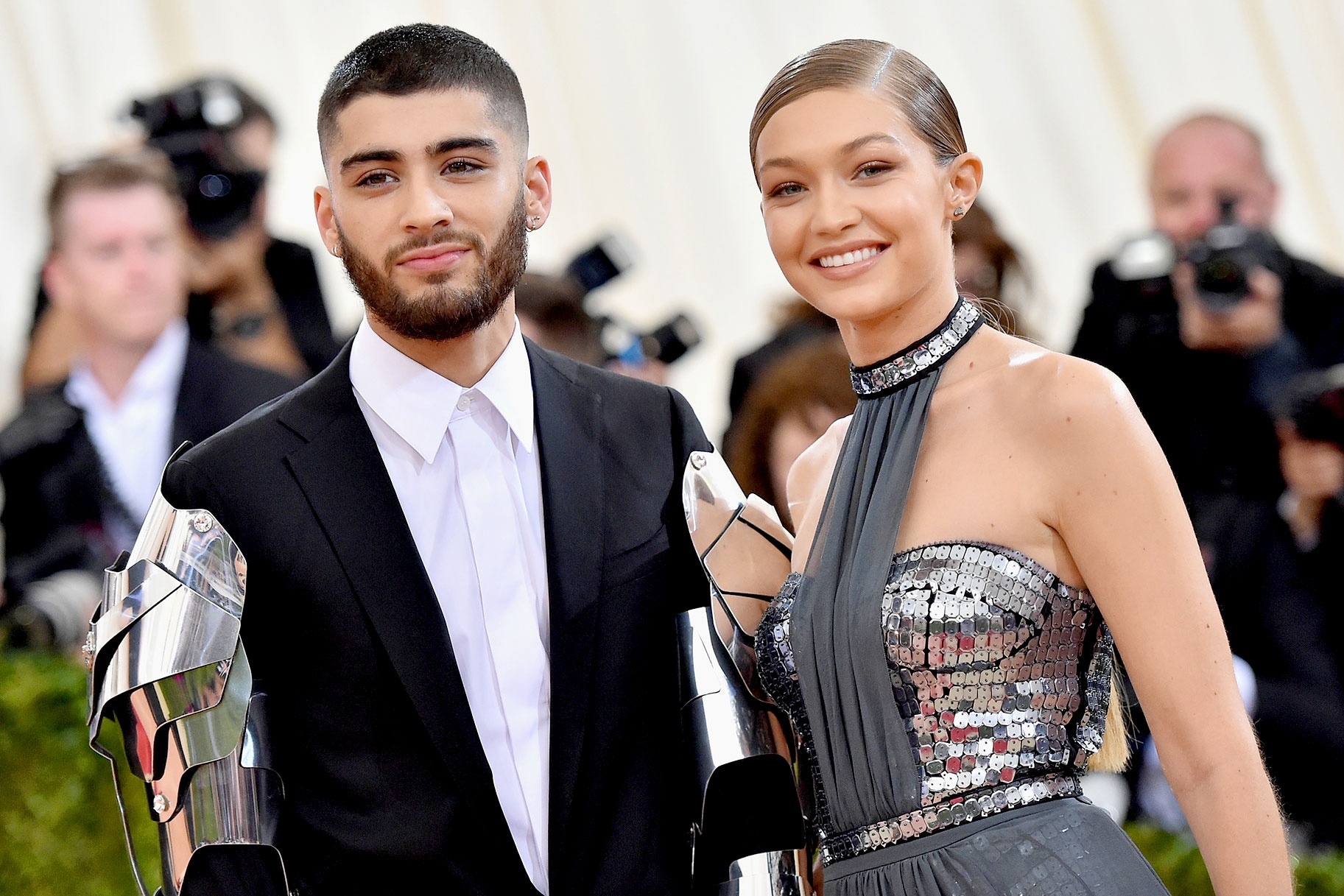 Y nghia dang sau cap vong mat quy cua Gigi Hadid va Zayn Malik hinh anh