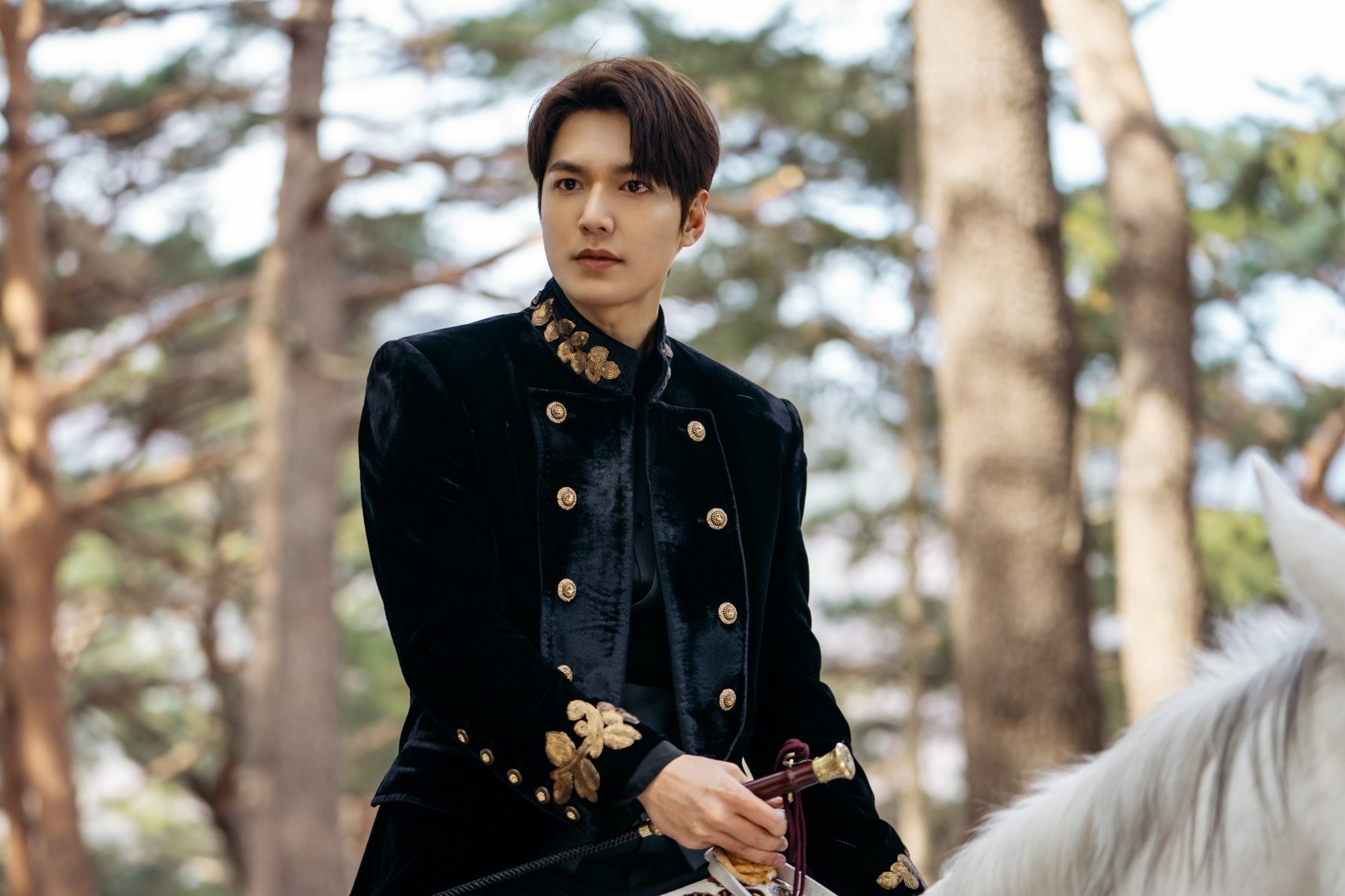 Lee Min Ho mac do Dior, Hermes dat do trong phim 'Quan vuong bat diet' hinh anh