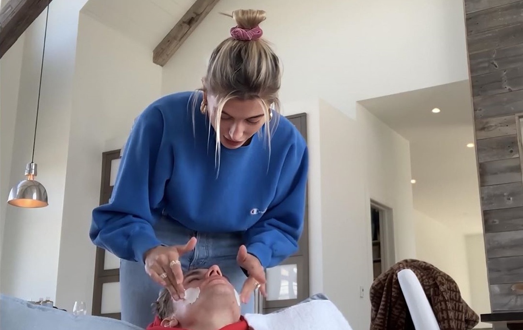 Hailey Bieber dieu tri mun cho Justin khi o nha cach ly hinh anh
