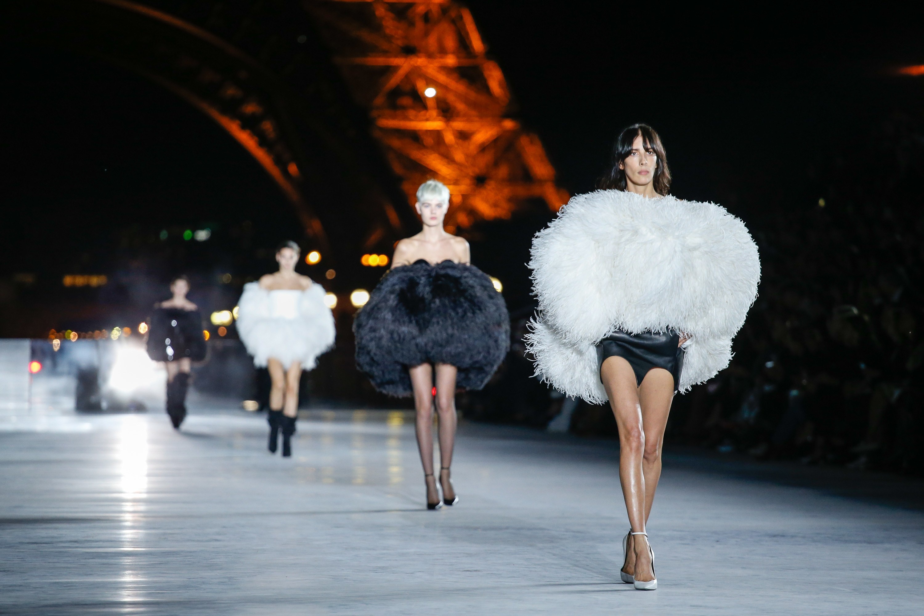Saint Laurent rut khoi Fashion Week anh 1