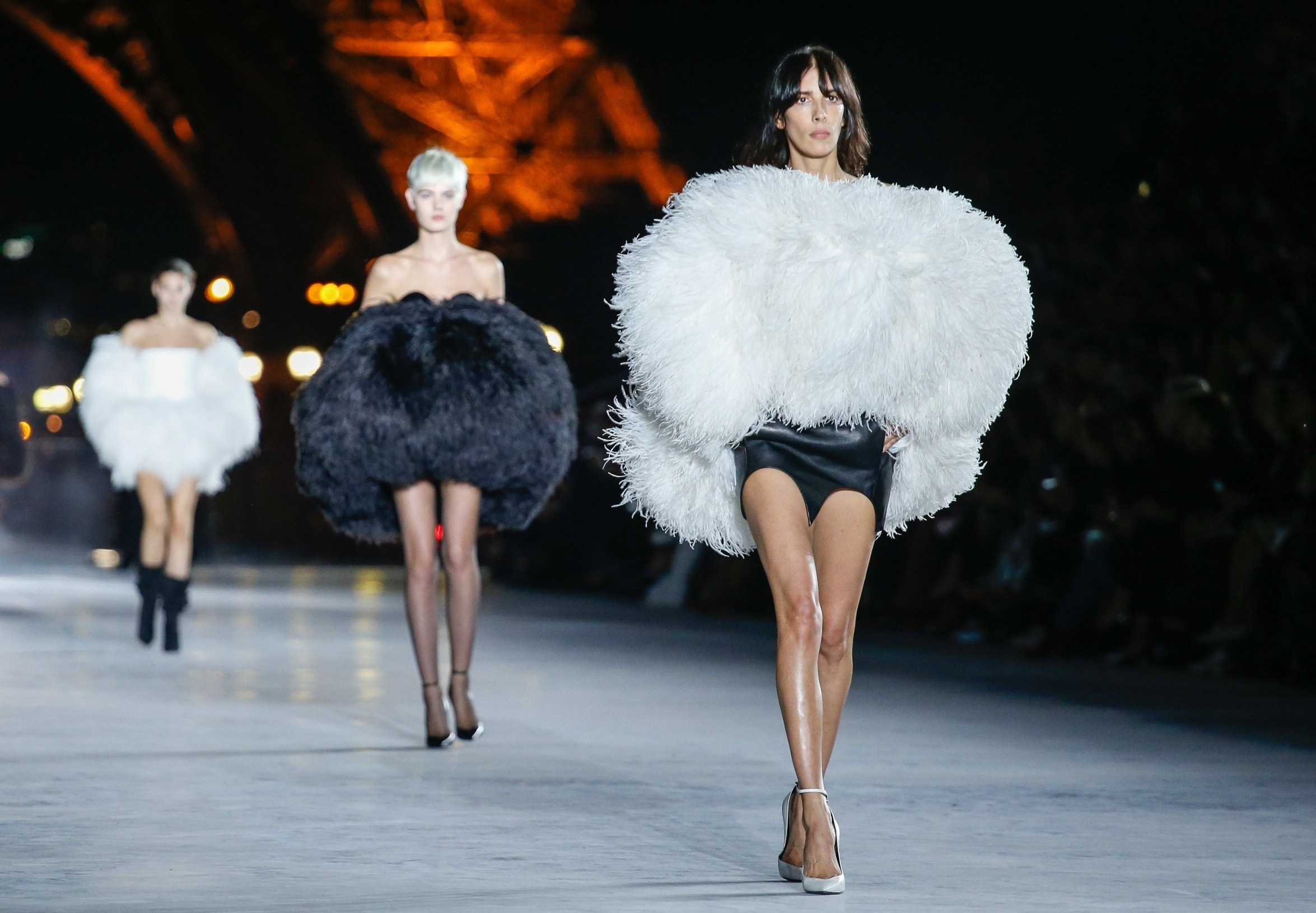 Hang Saint Laurent rut khoi Tuan le thoi trang Paris hinh anh