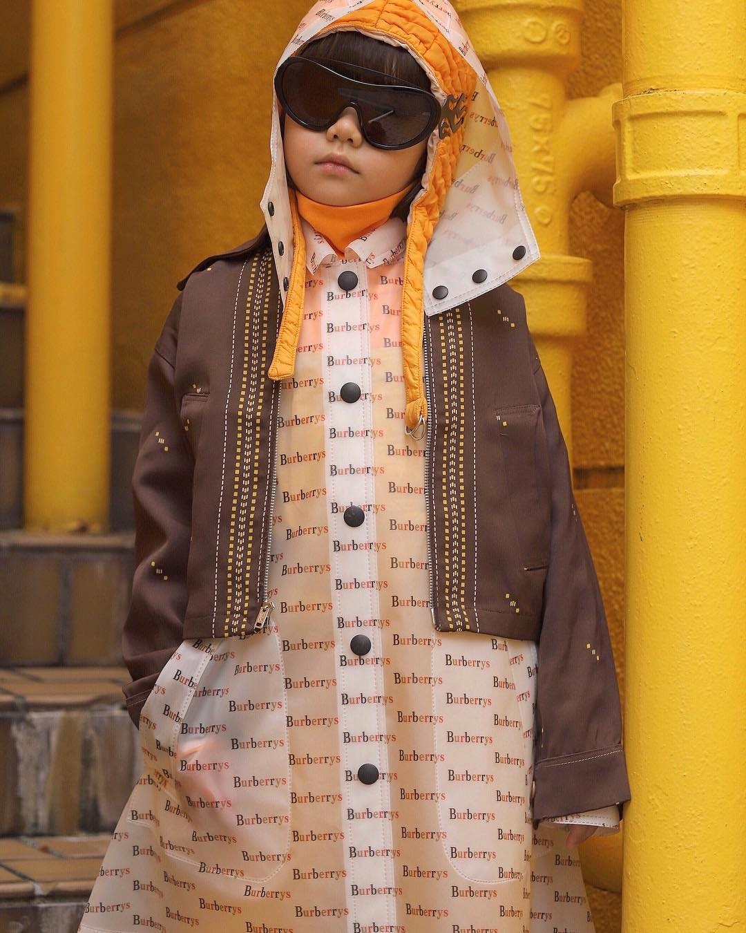 Be gai 9 tuoi mac do hang hieu anh 1