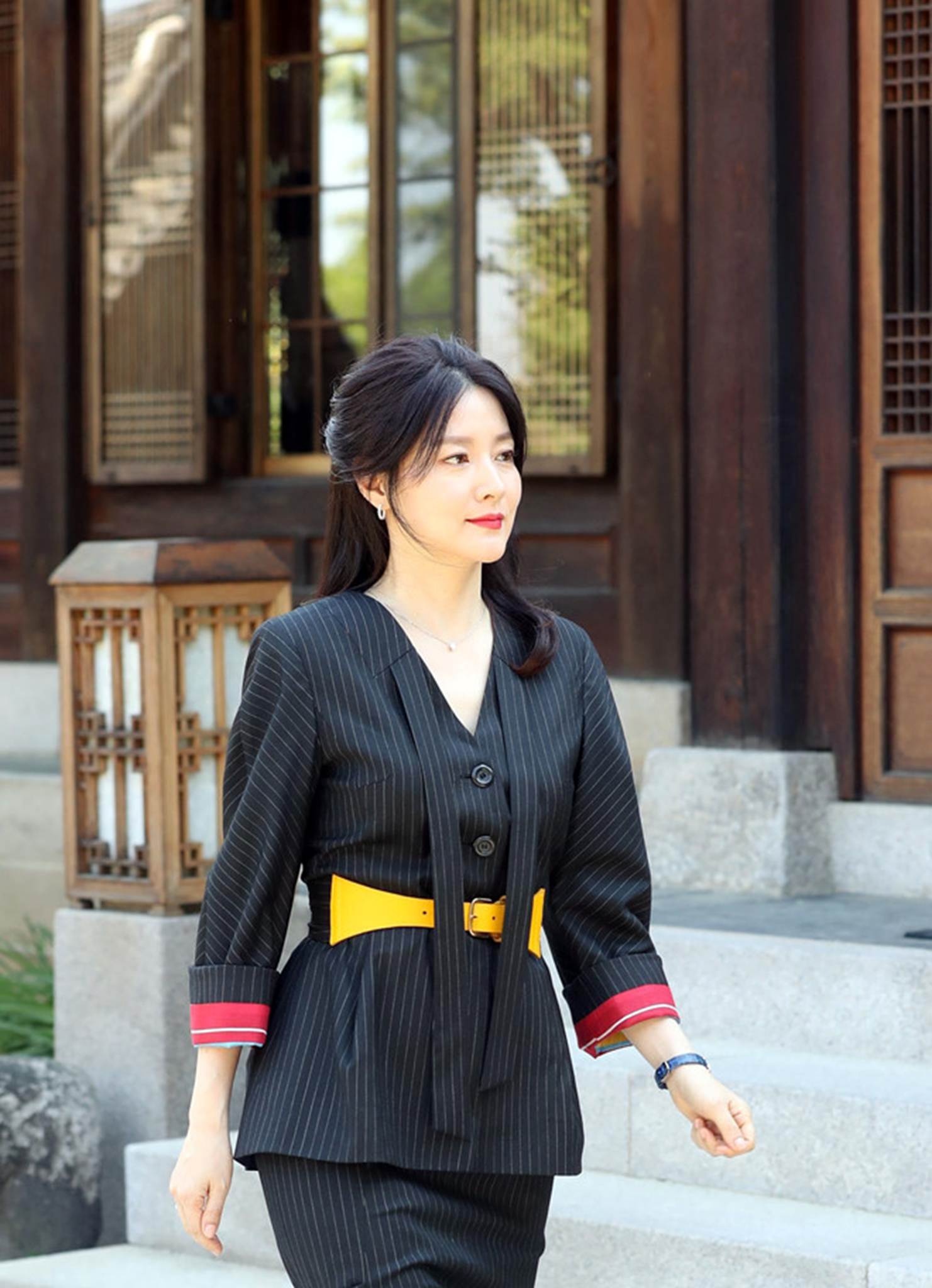 Mỹ nhân Lee Young Ae ăn mặc thanh lịch  ảnh 2 My nhan Lee Young Ae an mac thanh lich anh 2