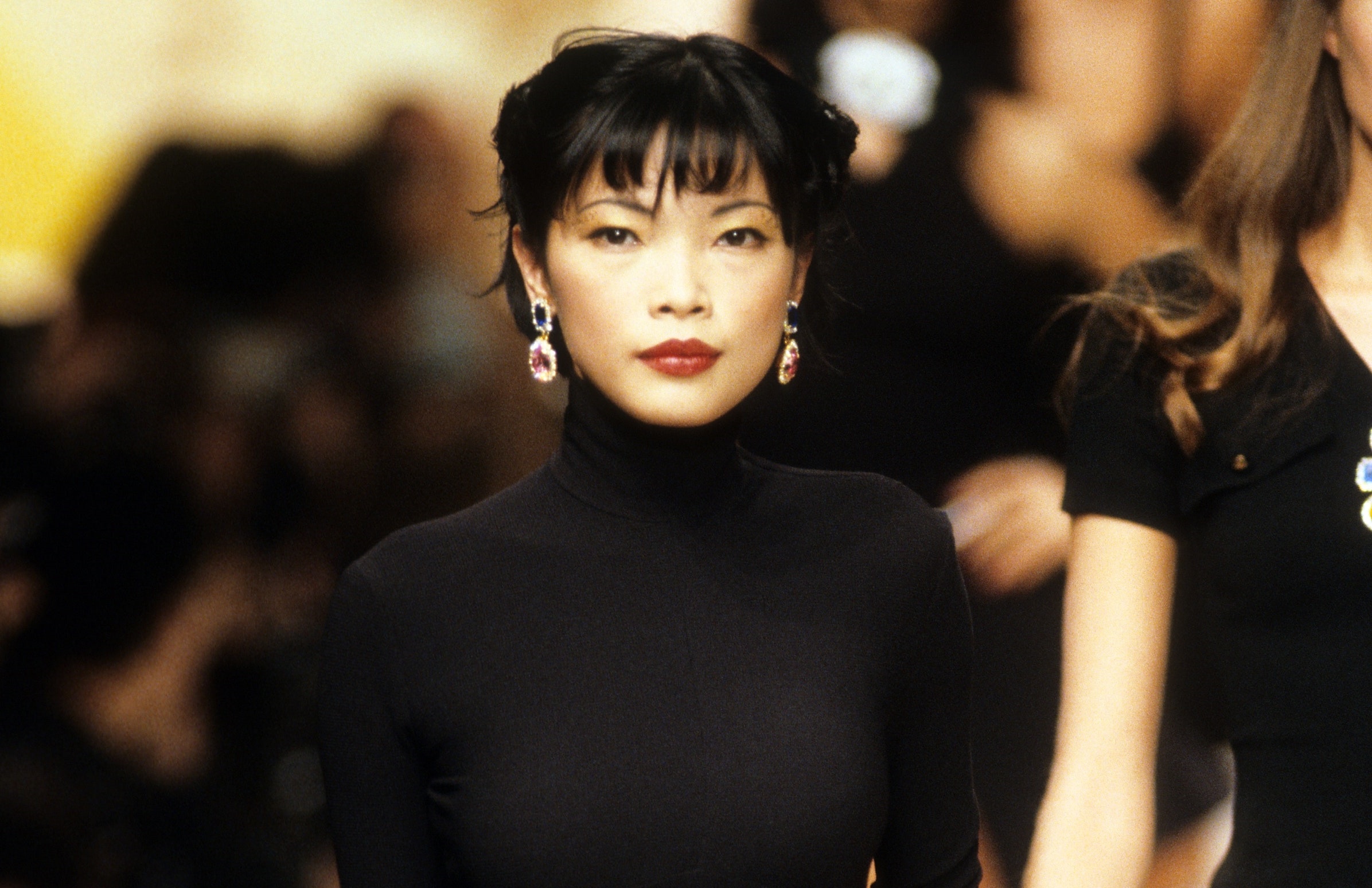 Nguoi mau goc Viet trinh dien canh Naomi Campbell hinh anh