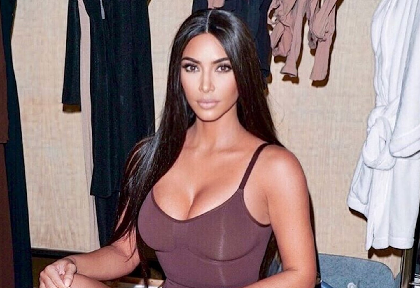 Ban khau trang gia re, Kim Kardashian bi chi trich phan biet chung toc hinh anh