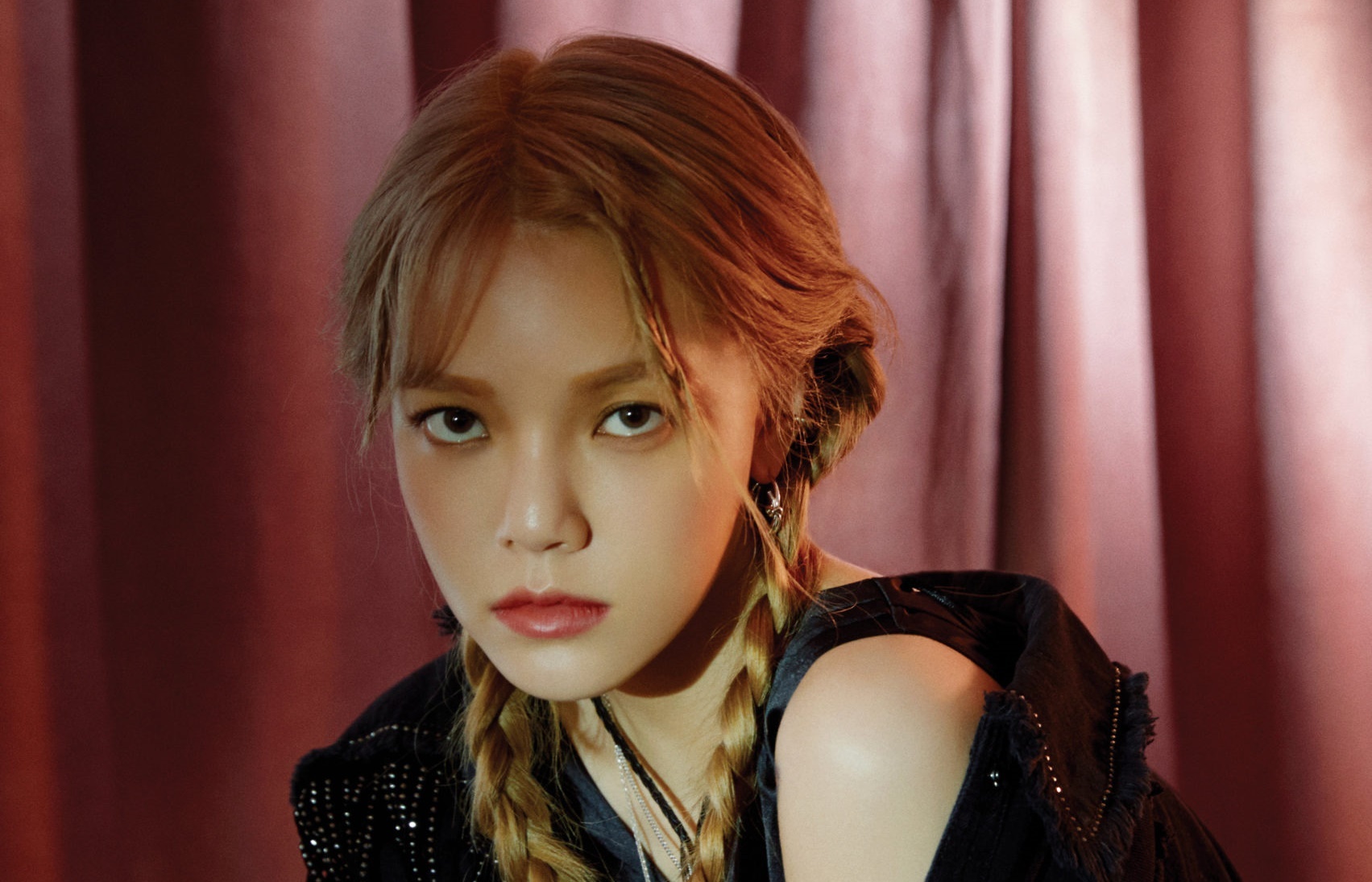 Khong so dau, Jimin (AOA) khoe hinh xam thu 30 tren co the hinh anh