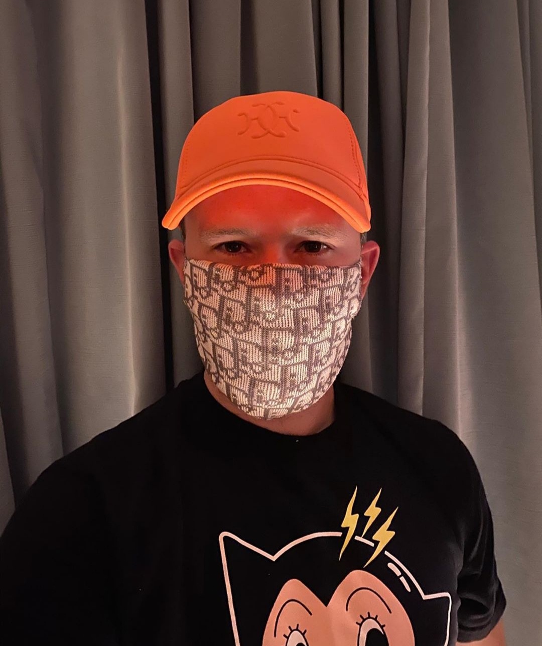 Chế khẩu trang bằng tất Dior ảnh 1 Che khau trang bang tat Dior anh 1