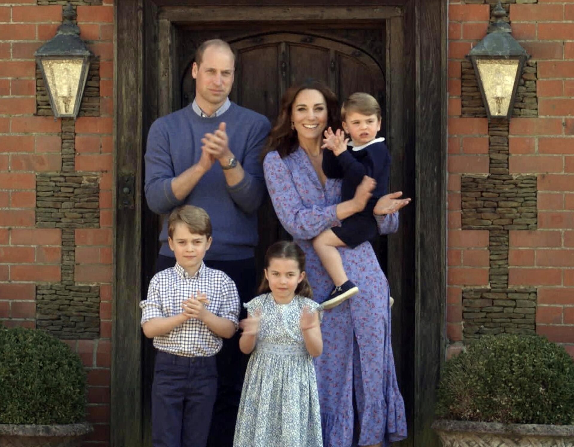 Cong nuong Kate cat toc cho con anh 1